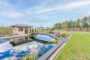 Preisreduzierung! *** Ein Traum wird wahr; Landhaus mit mediterranem Flair und großem Naturteich *** - Großer Naturteich mit Gartenhaus